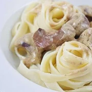 Tagliatelles et sauté de dinde à la moutarde